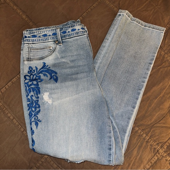 CHICOS So Slimming Embroidered Girlfriend Crop Jeans - Picture 7 of 11